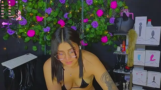 Snapshot of Sweett_Mollyy chatting on 05/30/26, 01:57 Sweett Mollyy online show from 05/30/26, 01:57