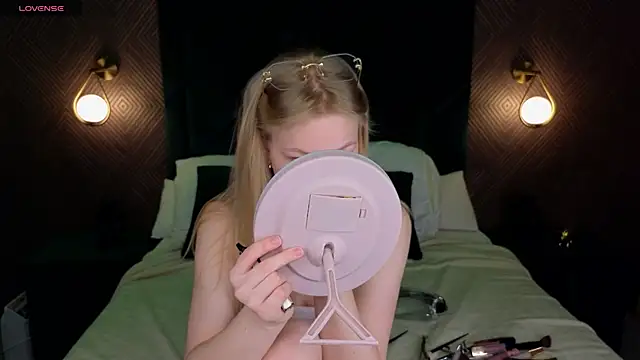 Sarra Cooper online show from 03/10/25, 01:12