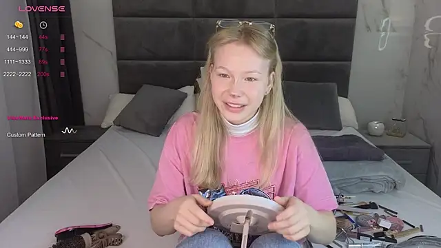 Sarra Cooper online show from 03/15/25, 01:08