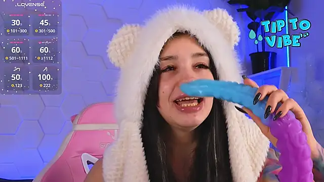 Snapshot of EvaCanton chatting on 12/28/24, 11:09 EvaCanton online show from 12/28/24, 11:09