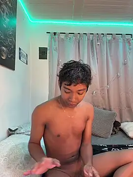 Snapshot of alejo_cute chatting on 05/26/26, 01:18 alejo cute online show from 05/26/26, 01:18