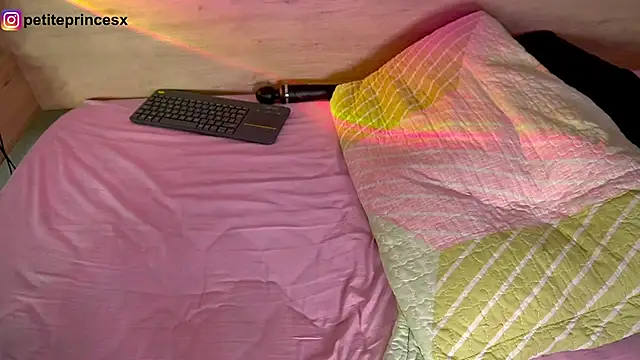 petitevictoria online show from 02/06/25, 05:35