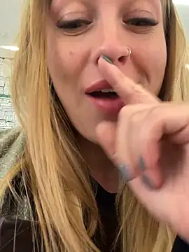 Snapshot of Sweet___Emily chatting on 03/12/25, 04:02 Sweet   Emily online show from 03/12/25, 04:02