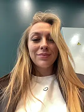 Snapshot of Sweet___Emily chatting on 10/03/25, 01:52 Sweet   Emily online show from 10/03/25, 01:52