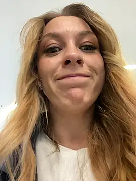 Snapshot of Sweet___Emily chatting on 10/06/25, 01:19 Sweet   Emily online show from 10/06/25, 01:19