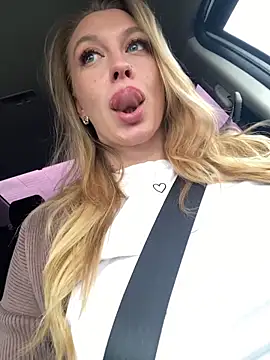 Snapshot of Sweet___Emily chatting on 10/10/25, 01:10 Sweet   Emily online show from 10/10/25, 01:10