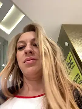 Snapshot of Sweet___Emily chatting on 10/14/25, 01:45 Sweet   Emily online show from 10/14/25, 01:45