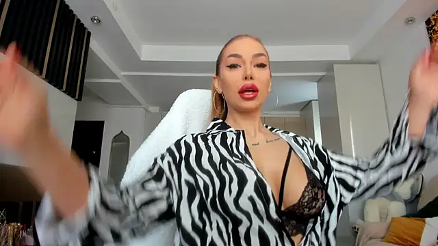 Snapshot of Alessa_Burns chatting on 02/19/25, 07:17 Alessa Burns online show from 02/19/25, 07:17