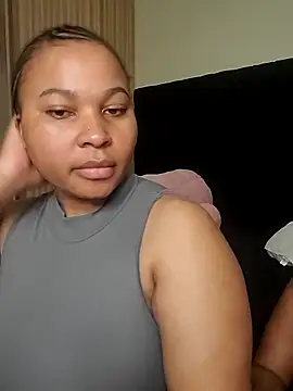 Snapshot of R-thequeen chatting on 06/19/26, 01:43 R-thequeen online show from 06/19/26, 01:43