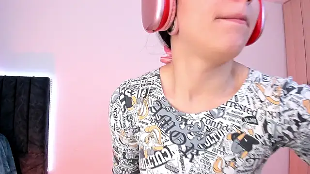 Snapshot of liaqueen610 chatting on 01/18/25, 11:55 liaqueen610 online show from 01/18/25, 11:55