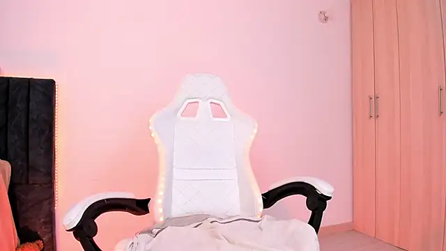 Snapshot of liaqueen610 chatting on 03/18/25, 04:26 liaqueen610 online show from 03/18/25, 04:26