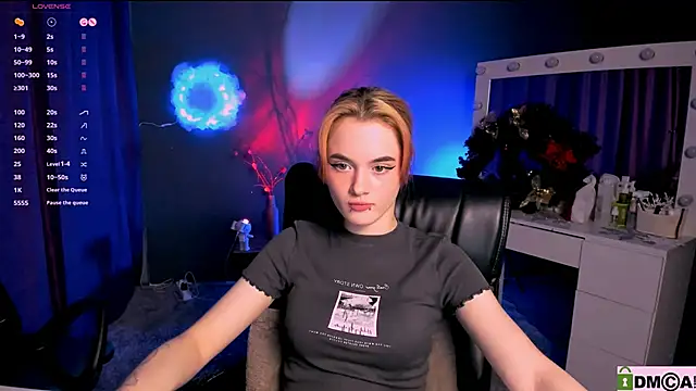 liana kisses online show from 01/30/25, 11:55