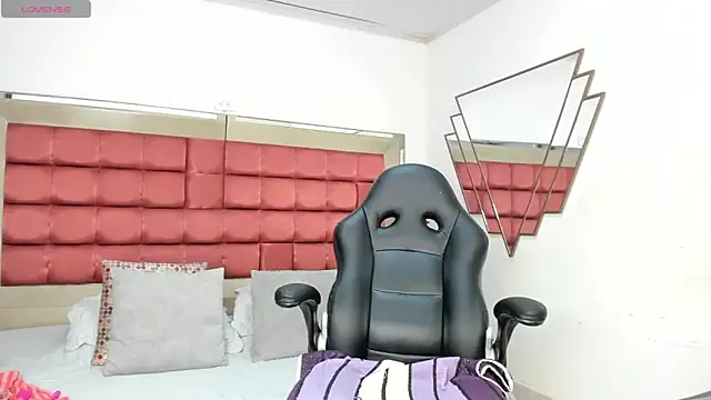 Snapshot of BarbaraKnox_ chatting on 01/05/25, 12:10 BarbaraKnox  online show from 01/05/25, 12:10
