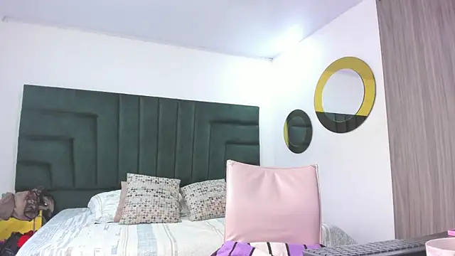 Snapshot of BarbaraKnox_ chatting on 01/12/25, 12:01 BarbaraKnox  online show from 01/12/25, 12:01