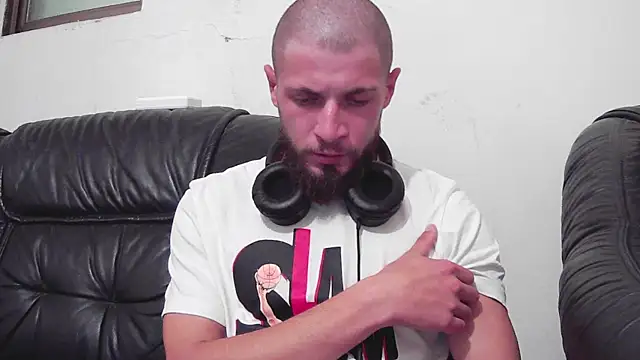 Snapshot of jimmyy_ chatting on 10/15/25, 04:18 jimmyy  online show from 10/15/25, 04:18