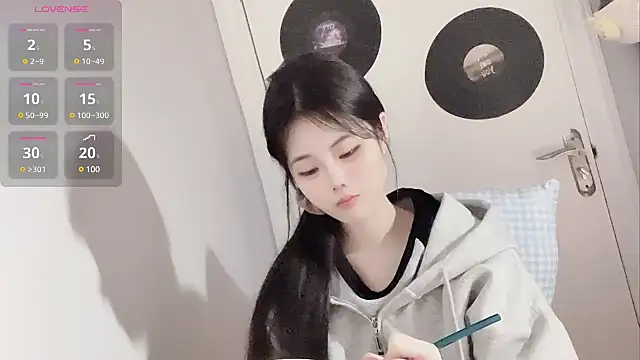 Qedgjwyz1 online show from 02/11/25, 02:02