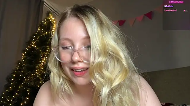 Snapshot of HoneyAudrey chatting on 12/27/24, 06:24 HoneyAudrey online show from 12/27/24, 06:24