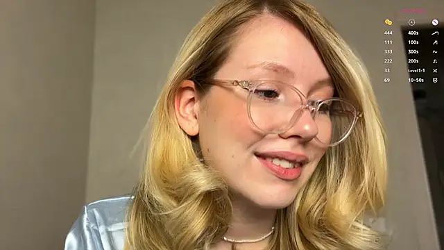 Snapshot of HoneyAudrey chatting on 01/27/25, 01:37 HoneyAudrey online show from 01/27/25, 01:37