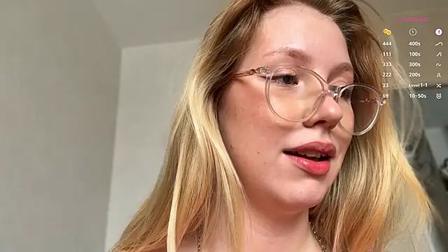 Snapshot of HoneyAudrey chatting on 03/07/25, 04:02 HoneyAudrey online show from 03/07/25, 04:02