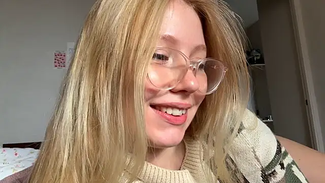 Snapshot of HoneyAudrey chatting on 09/14/25, 02:33 HoneyAudrey online show from 09/14/25, 02:33