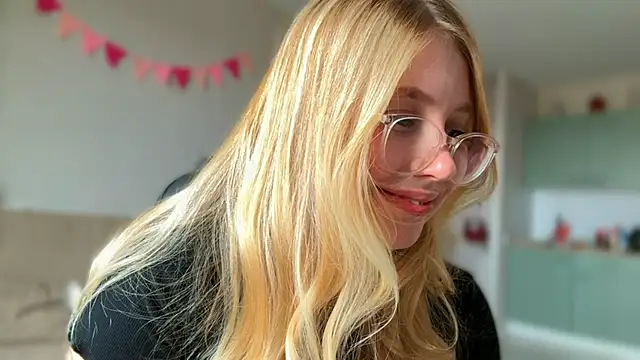 Snapshot of HoneyAudrey chatting on 10/21/25, 03:29 HoneyAudrey online show from 10/21/25, 03:29