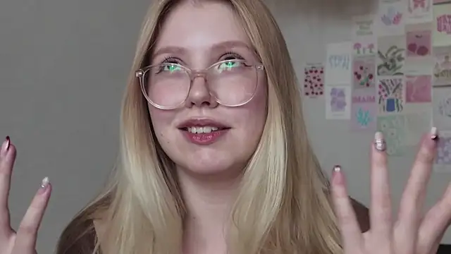 Snapshot of HoneyAudrey chatting on 10/24/25, 03:25 HoneyAudrey online show from 10/24/25, 03:25