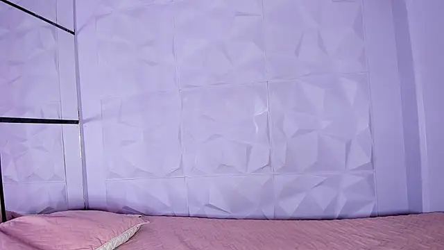 Snapshot of _LittleLia chatting on 10/20/25, 01:11 LittleLia online show from 10/20/25, 01:11