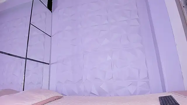 Snapshot of _LittleLia chatting on 11/19/25, 01:55 LittleLia online show from 11/19/25, 01:55