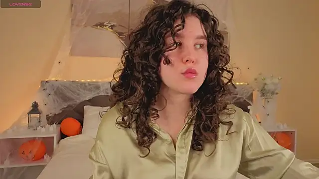 Ariella Sol online show from 11/06/25, 01:06