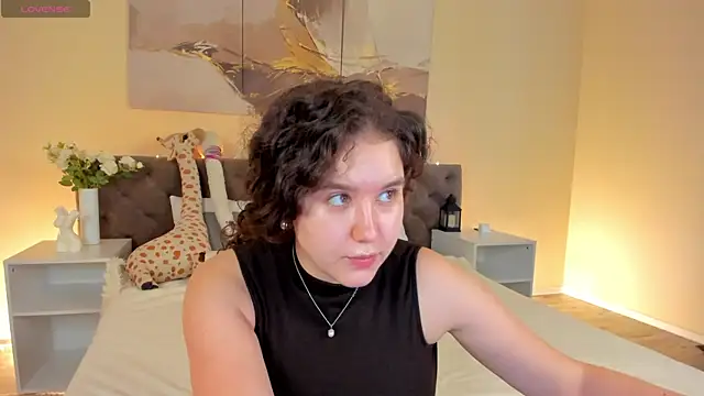 Snapshot of Ariella_Sol chatting on 06/05/26, 01:01 Ariella Sol online show from 06/05/26, 01:01