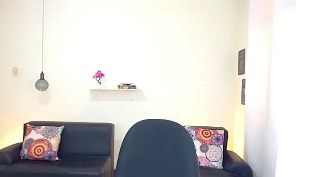 Snapshot of maiki18_ chatting on 02/18/25, 01:33 maiki18 online show from 02/18/25, 01:33