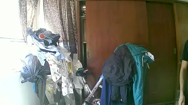 Snapshot of jperezofficial1 chatting on 10/27/25, 05:06 jperezofficial1 online show from 10/27/25, 05:06