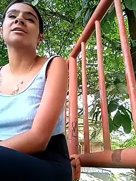 Snapshot of Leslly_ chatting on 12/14/24, 10:34 Leslly online show from 12/14/24, 10:34