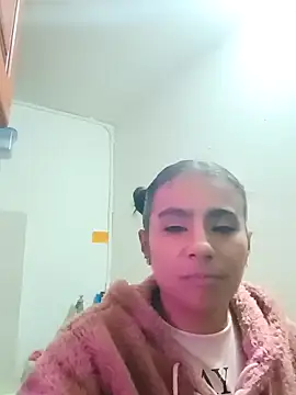 Snapshot of Leslly_ chatting on 02/15/25, 11:17 Leslly online show from 02/15/25, 11:17