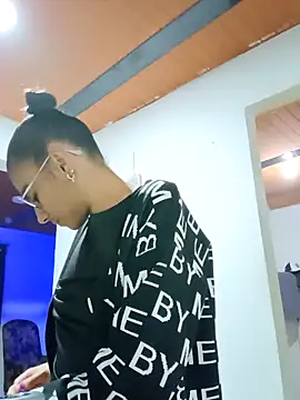 Leslly  online show from 04/25/26, 03:09