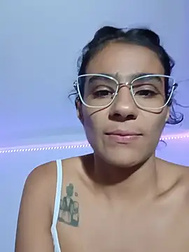 Snapshot of Leslly_ chatting on 07/19/26, 05:22 Leslly online show from 07/19/26, 05:22