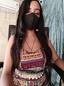 Snapshot of Parinaaz18 chatting on 06/18/26, 01:28 Parinaaz18 online show from 06/18/26, 01:28