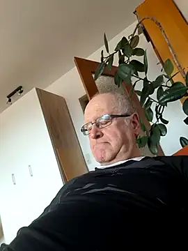 Milkasahne64 online show from 02/15/26, 01:52