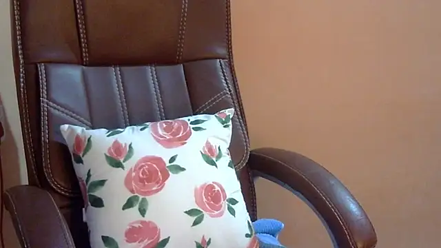 Snapshot of Hotty_Bitch chatting on 02/14/26, 05:43 Hotty Bitch online show from 02/14/26, 05:43