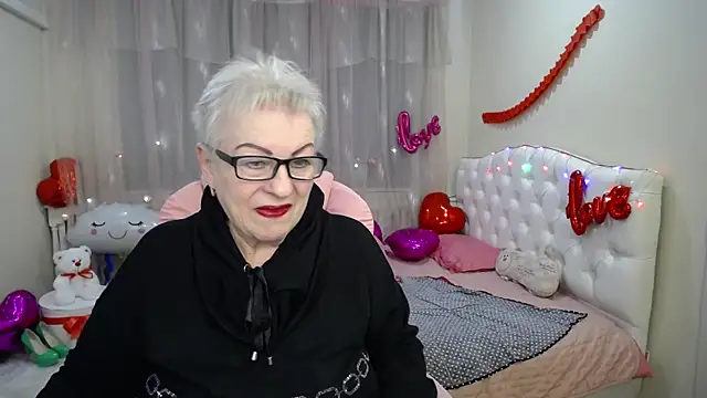 Snapshot of KayleSmoll chatting on 02/11/25, 11:01 KayleSmoll online show from 02/11/25, 11:01