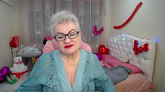 Snapshot of KayleSmoll chatting on 02/12/25, 10:37 KayleSmoll online show from 02/12/25, 10:37