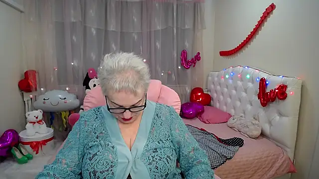 Snapshot of KayleSmoll chatting on 02/13/25, 04:43 KayleSmoll online show from 02/13/25, 04:43