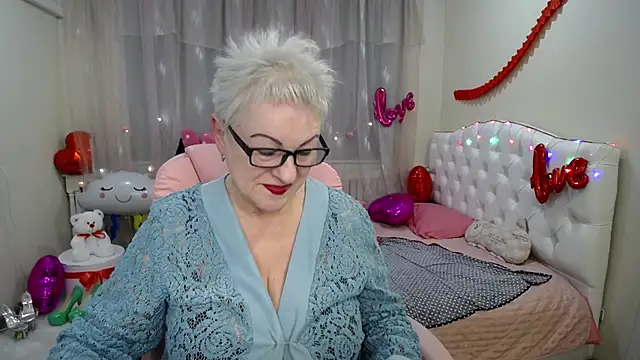 Snapshot of KayleSmoll chatting on 02/15/25, 01:31 KayleSmoll online show from 02/15/25, 01:31