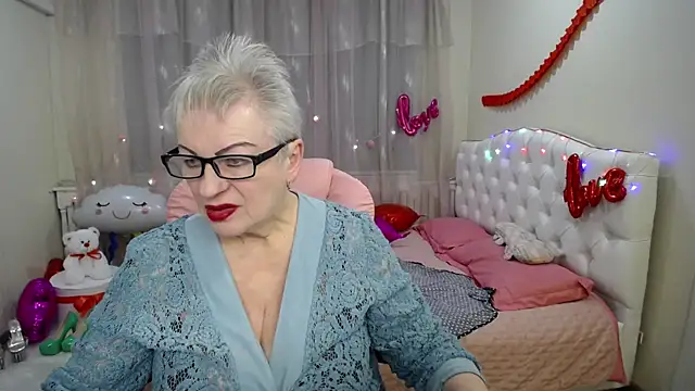 Snapshot of KayleSmoll chatting on 02/18/25, 10:47 KayleSmoll online show from 02/18/25, 10:47