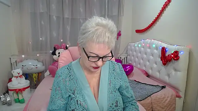 Snapshot of KayleSmoll chatting on 03/11/25, 10:31 KayleSmoll online show from 03/11/25, 10:31