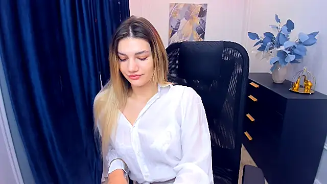 SelenaeMoore online show from 11/11/25, 03:39