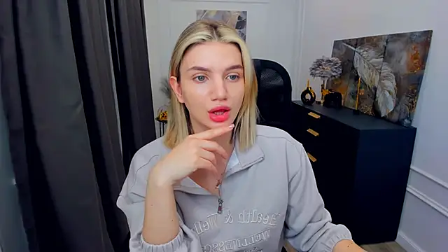 SelenaeMoore online show from 04/21/26, 03:46