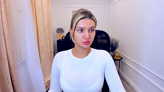 SelenaeMoore online show from 06/05/26, 06:52