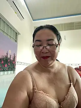 Snapshot of NDith chatting on 03/03/25, 12:48 NDith online show from 03/03/25, 12:48
