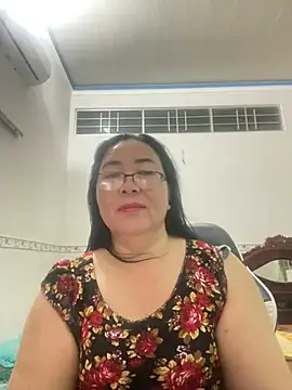 Snapshot of NDith chatting on 03/04/25, 10:27 NDith online show from 03/04/25, 10:27